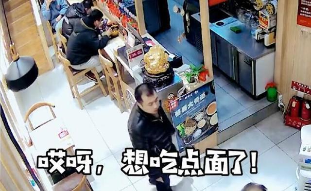 让人寒心!大爷进店讨饭还挑食刁难店主,到底发生了什么?