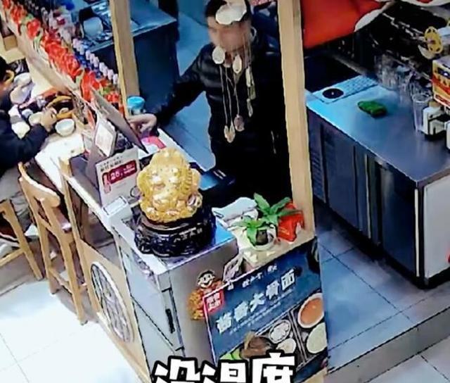 让人寒心!大爷进店讨饭还挑食刁难店主,到底发生了什么?