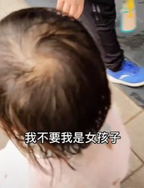 可可爱爱！2岁女儿不肯跟爸爸进男厕上热搜