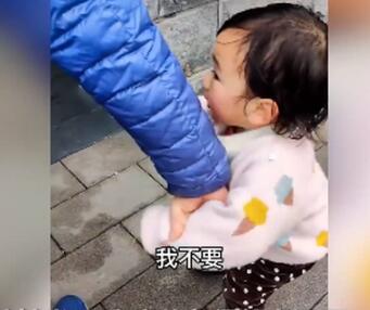 2岁女儿不肯跟爸爸进男厕：那么大的人了，上厕所不会吗?