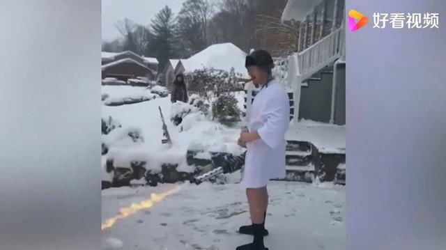 美国一男子用喷火器清除门前积雪 网友：简单粗暴！