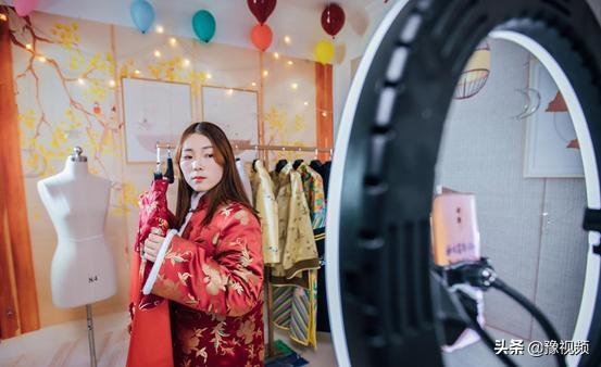 【围观】95后女生做寿衣模特，到底发生了什么？