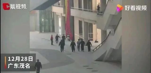 【后续】被泼化学物质女生或会毁容留疤，现场到底发生了什么？