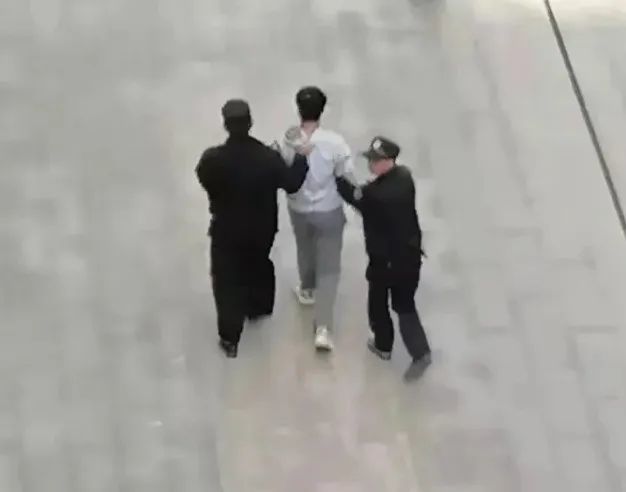 【后续】被泼化学物质女生或会毁容留疤，现场到底发生了什么？