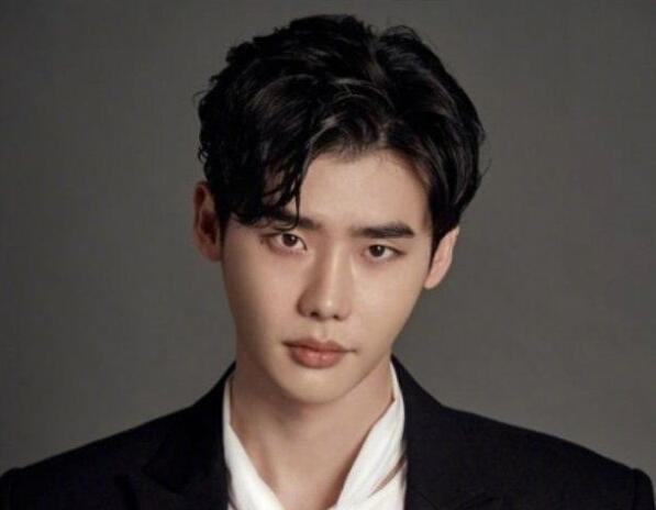 拯救剧荒！李钟硕退伍回归演艺圈，将出演《魔女2》