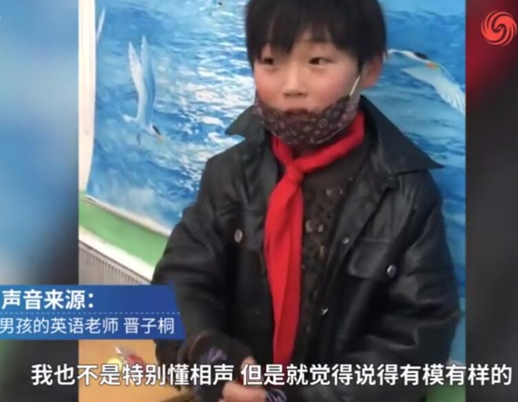 祖师爷赏饭吃！小学生教室表演单口相声走红，网友喊话德云社