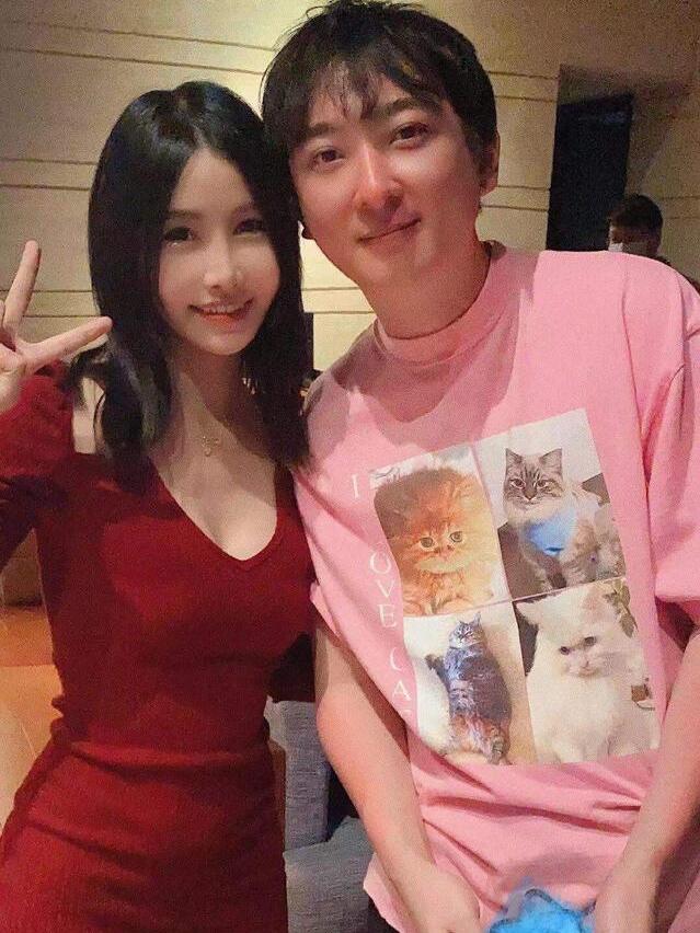壕！33岁王思聪过生日 私人飞机接送，玻璃意外曝光数名美女