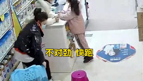 【迷惑行为大赏】老头带舞狮队挨家挨户找商铺要钱啥情况?