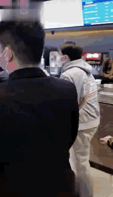 【gif动图】成龙疑似腰伤复发，需要工作人员搀扶才能行走