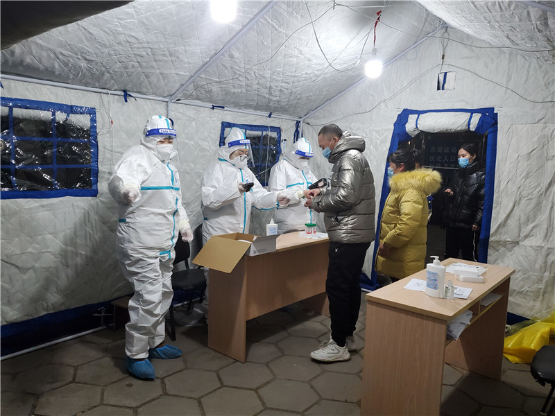 北京顺义疫情中风险区域:工作人员日夜坚守 居民生活物资充足
