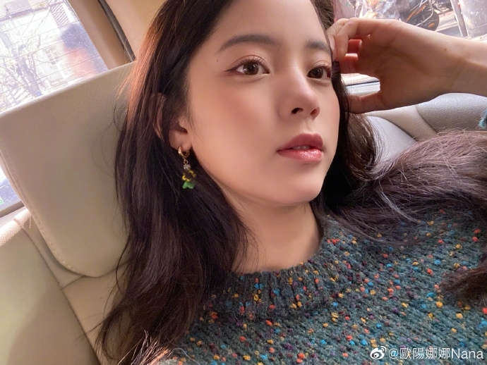 欧阳娜娜晒车内wink自拍 可爱耳饰暴露少女心