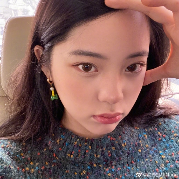 欧阳娜娜晒车内wink自拍 可爱耳饰暴露少女心