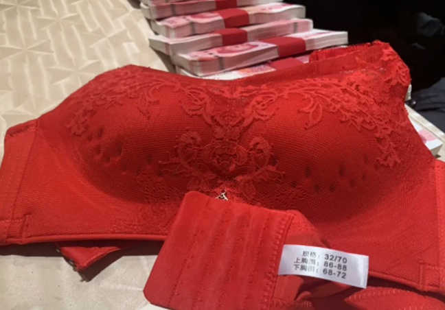 内衣不合身拒接亲新娘提出离婚,一场婚礼也变成了一场闹剧 