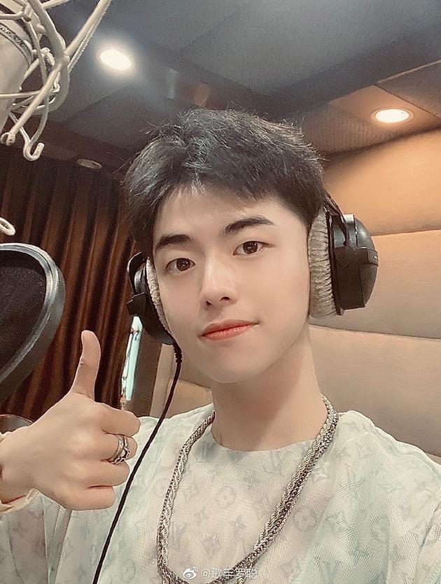 【围观】许嵩方晒出曲谱回应被抄袭,罗聪所属公司:不存在抄袭