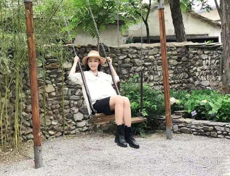 47岁苗圃晒近照妆容精致 富商老公曾送飞机示爱