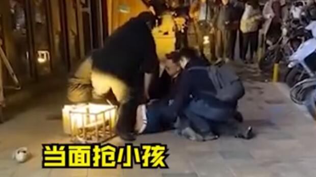 警方通报一男子当家长面强抢小孩，现场到底发生了什么？