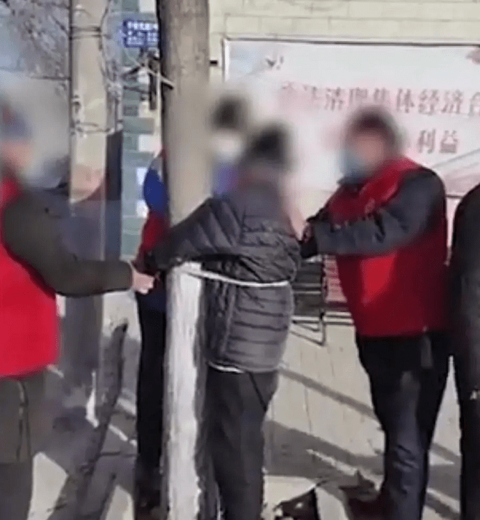 绑紧点！石家庄一老人外出被绑树，村支书停职