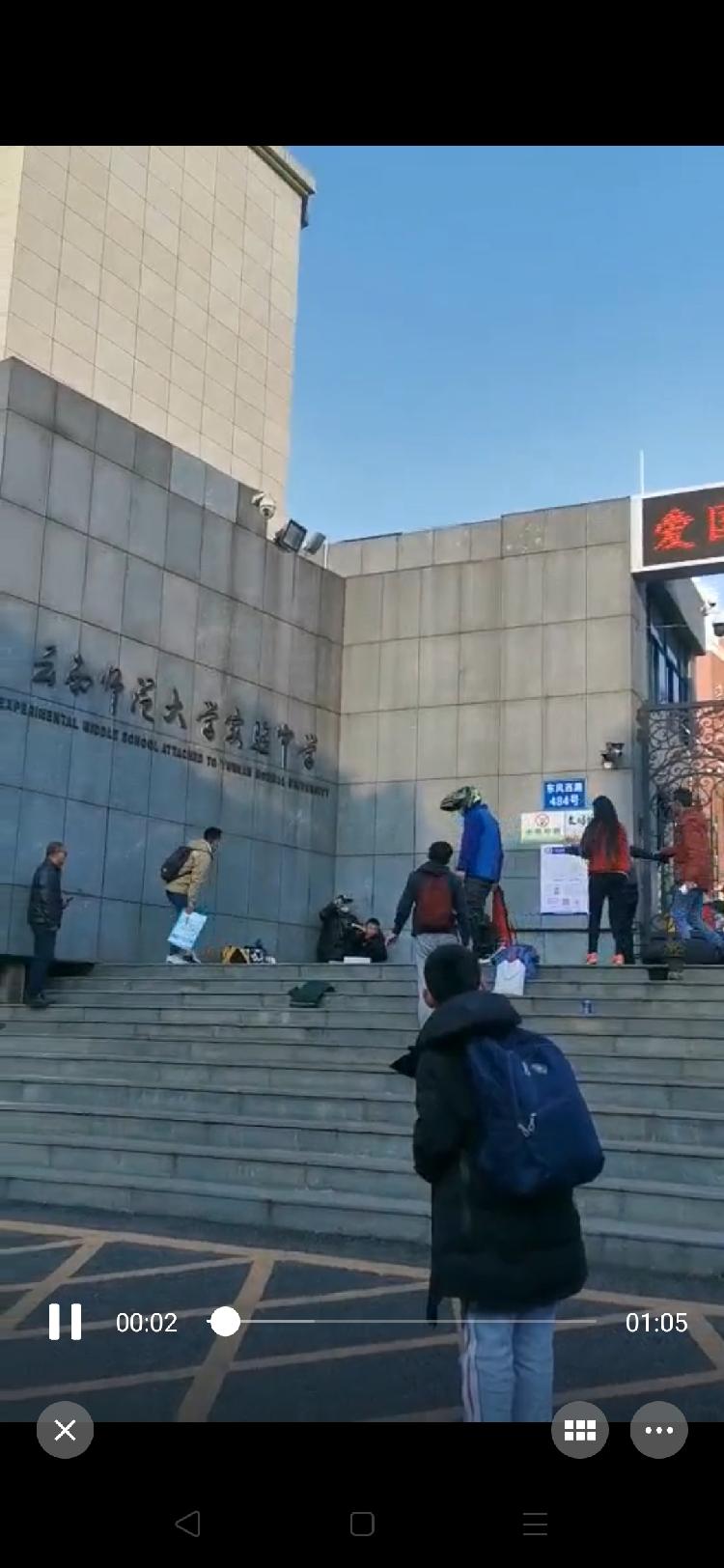 云南一中学校门口有学生被架刀劫持，现场到底发生了什么？