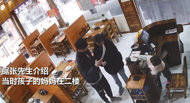 福建两岁半娃饭店独自待客，打招呼递菜单一气呵成！