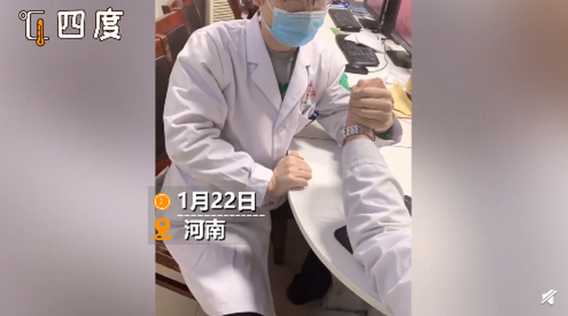 是个狠人！骨科医生掰手腕骨折给自己开药 医院赚钱医院花一分也不带回家
