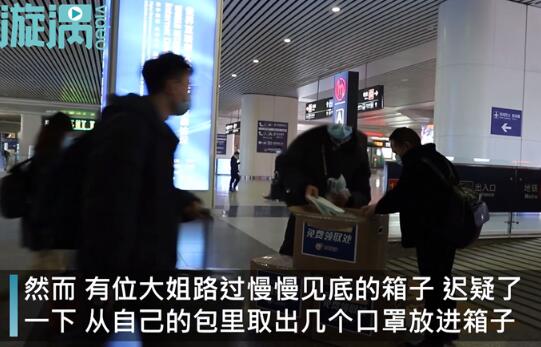 杭州车站免费发口罩乘客不拿反放，网友：太暖心了！
