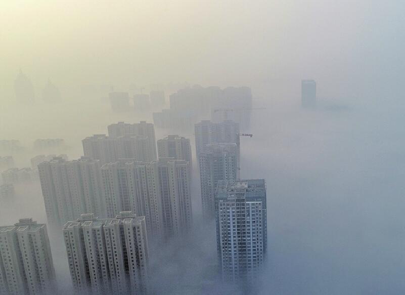 平流雾穿楼而行 仰望是湛蓝天空