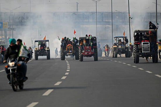  1月26日新德里，抗议拖拉机队伍遭遇警方催泪弹