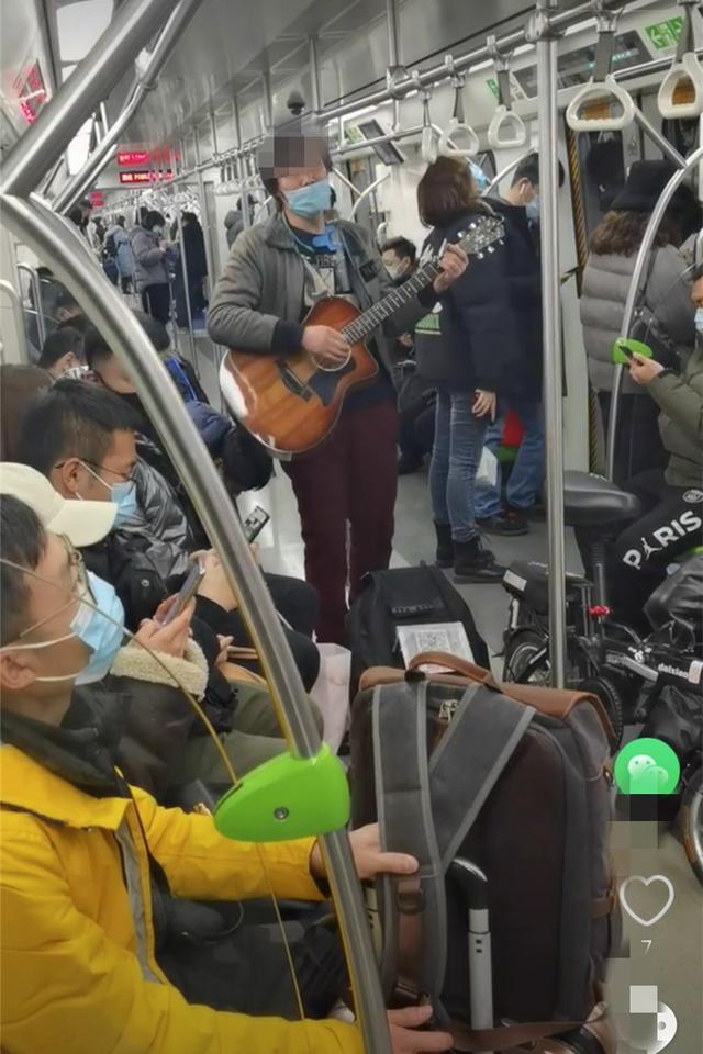 北京一男子未正确佩戴口罩在地铁卖唱，已被警方行拘