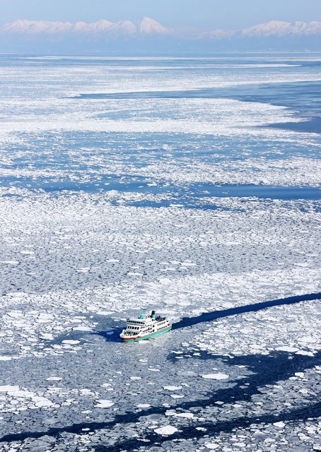 日本北海道纹别市迎来流冰季 游客乘坐破冰船观赏