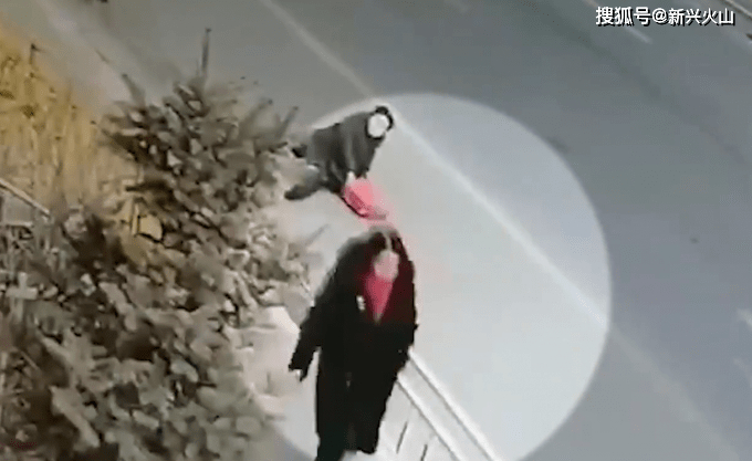 令人气愤！路边故意撞倒老人女子被警方控制  