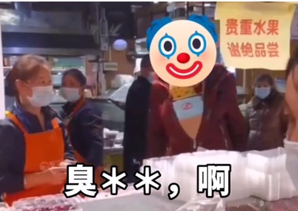 重庆：男子逐个捏草莓被提醒后破口大骂，怀里还抱着孩子