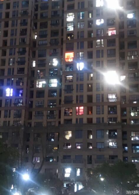 在阳台干这事？有人看不下去发帖曝光，网友：离谱！