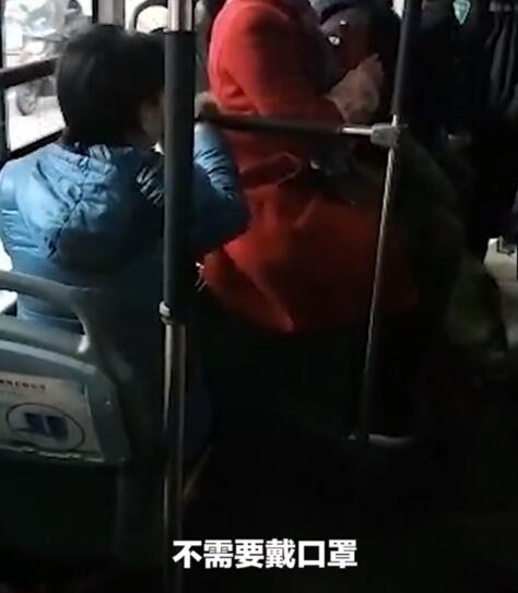 女子不戴口罩坐公交还怒怼乘客，看到结局“舒服了”