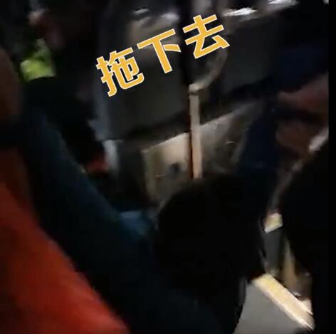 女子不戴口罩坐公交还怒怼乘客，看到结局“舒服了”