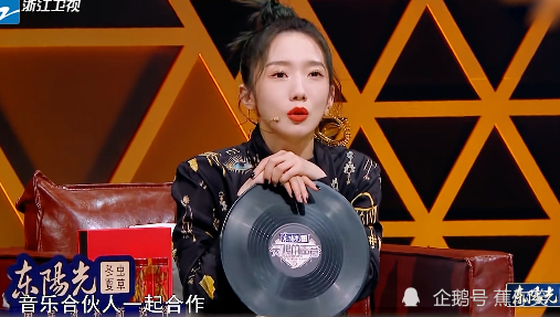 周传雄重返舞台被新人点评引争议 曾经红极一时