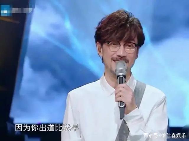 周传雄重返舞台被新人点评引争议 曾经红极一时