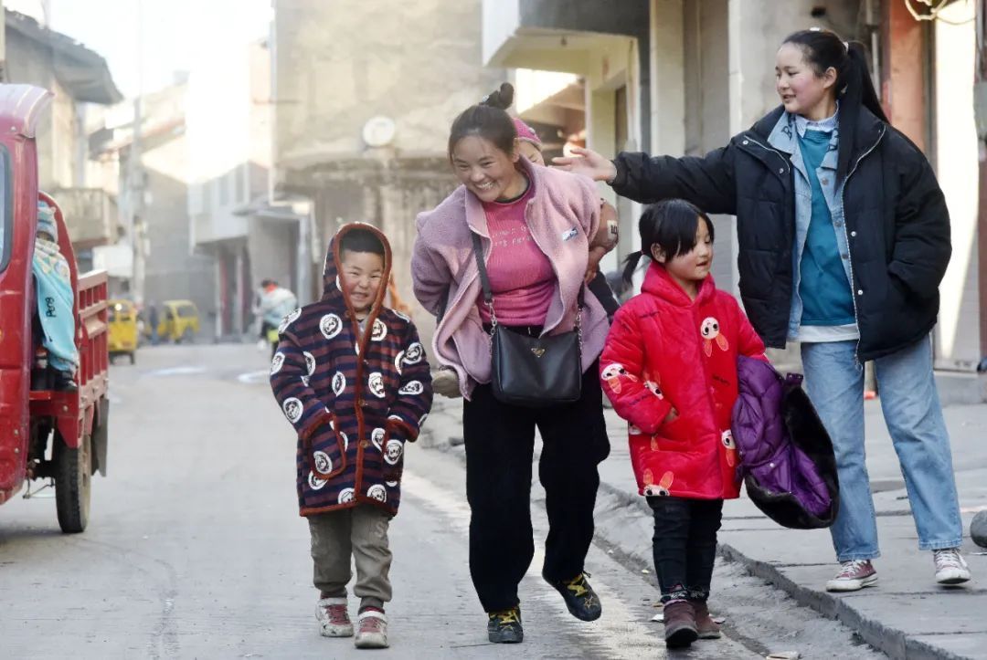 令人感动！11年前那位感动中国的“春运母亲”，找到了！