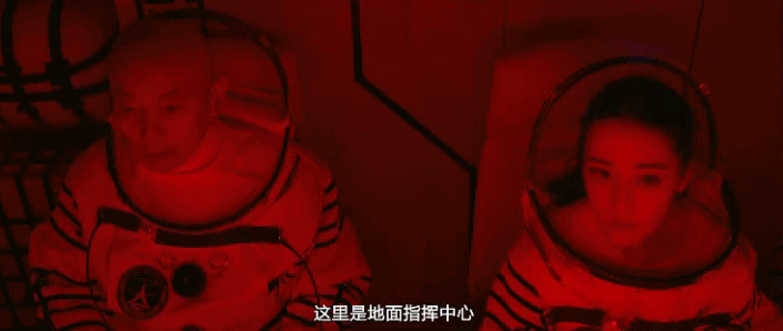 迪丽热巴穿宇航服亮相新片 霸气可爱上演反差萌