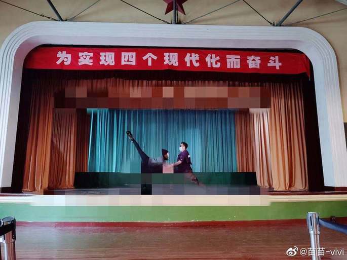 郑恺苗苗合体梦回芳华 夫妻摆高难度动作秀恩爱