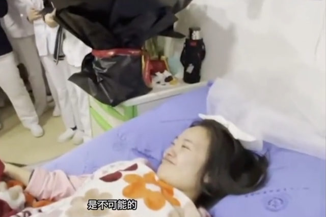 爱情的模样！男子病房向患癌女友求婚 相恋近10年不想留遗憾