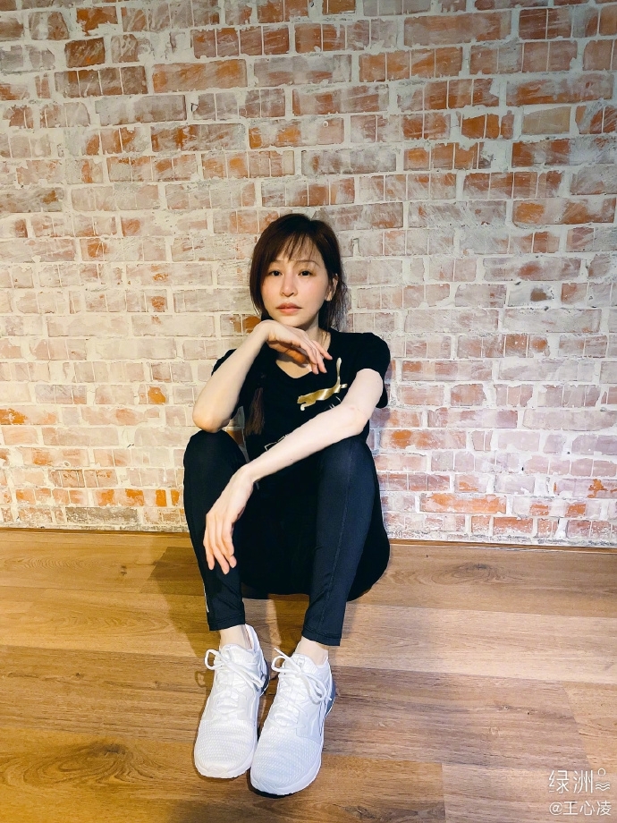 王心凌晒运动后美照秀好身材 对镜甜美微笑有活力