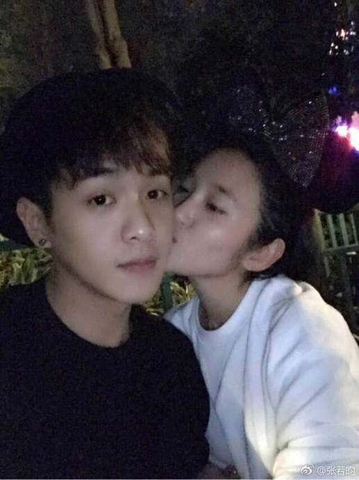 立春张若昀晒一家三口迎春宴 千元奢华餐盘抢镜