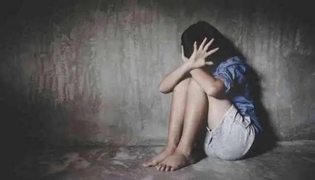 恶劣！2名15岁女孩在公园被10名男子下药轮奸
