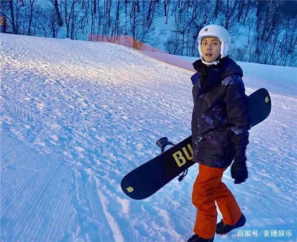 说什么好！陈伟霆滑雪偶遇穿自己品牌服装的女生，拍对方背影被对方男友要求删除