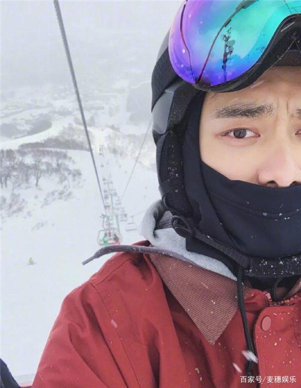 说什么好！陈伟霆滑雪偶遇穿自己品牌服装的女生，拍对方背影被对方男友要求删除