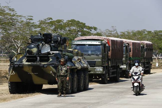 缅甸街头，军方的BTR82A装甲车 图源：澎湃影像