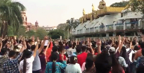 缅甸遭“大断网”，数万人上街抗议军方
