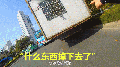 吓!男子开自制“房车”,半路房子掉出一半