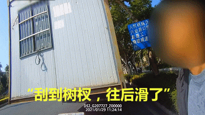 吓!男子开自制“房车”,半路房子掉出一半