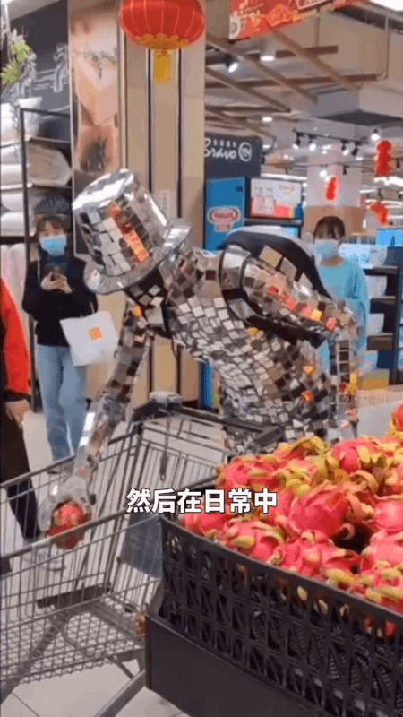 小伙扮机器人购物引围观 网友惊叹：这就是行走的闪光灯吗